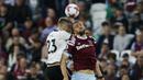 Pemain West Ham United, Tomas Soucek (kanan), berebut bola di udara dengan pemain MU, Luke Shaw, dalam laga pekan ke-35 Premier League 2022/2023 yang berlangsung di London Stadium, Senin (8/5/2023) dini hari. (AFP/Ian Kington)