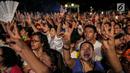 Ribuan warga dan simpatisan salam dua jari menyaksikan acara Kaleidoskop dan Terima Kasih Gubernur 2012-2017, sebagai penyampaian apresiasi kepada Gubernur DKI Jakarta di Lapangan Banteng, Jakarta, Sabtu (14/10). (Liputan6.com/Faizal Fanani)