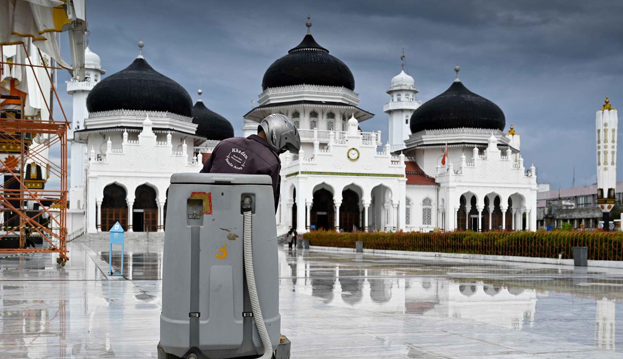 Seorang pekerja membersihkan Masjid Agung Baiturrahman jelang salat tarawih pertama pada bulan suci Ramadan 1447 Hijriah di Masjid Agung Baiturrahman, Banda Aceh, Rabu 18 Februari 2026. Sesaat sebelum menggelar salat tarawih pertama pada bulan suci Ramadan 1447 Hijriah, Masjid Agung Baiturrahman, Banda Aceh, berbenah. (CHAIDEER MAHYUDDIN/AFP)