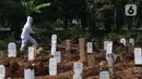 Petugas bersiap melakukan pemakaman jenazah dengan protokol COVID-19 di TPU Tegal Alur, Jakarta, Selasa (29/9/2020). Dari Maret hingga 25 September 2020, tercatat 2.145 jenazah dimakamkan dengan protokol COVID-19 di di TPU Tegal Alur. (Liputan6.comHelmi Fithriansyah)
