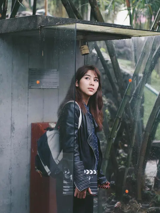 Andinda Thomas mulai senang mendaki gunung saat ia duduk di bangku kuliah. (foto: instagram.com/adindathomas)