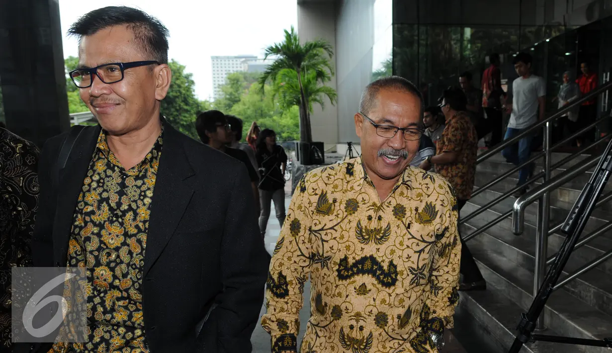 Hakim PN Jakarta Utara Sahlan Effendi (kiri) meninggalkan Gedung KPK usai menjalani pemeriksaan, Jakarta, Jumat (22/7). Sebanyak empat Hakim PN Jakarta Utara diperiksa sebagai saksi atas tersangka Samsul Hidayatullah. (Liputan6.com/Helmi Afandi)