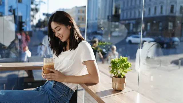 perempuan dan 12 mei di kafe