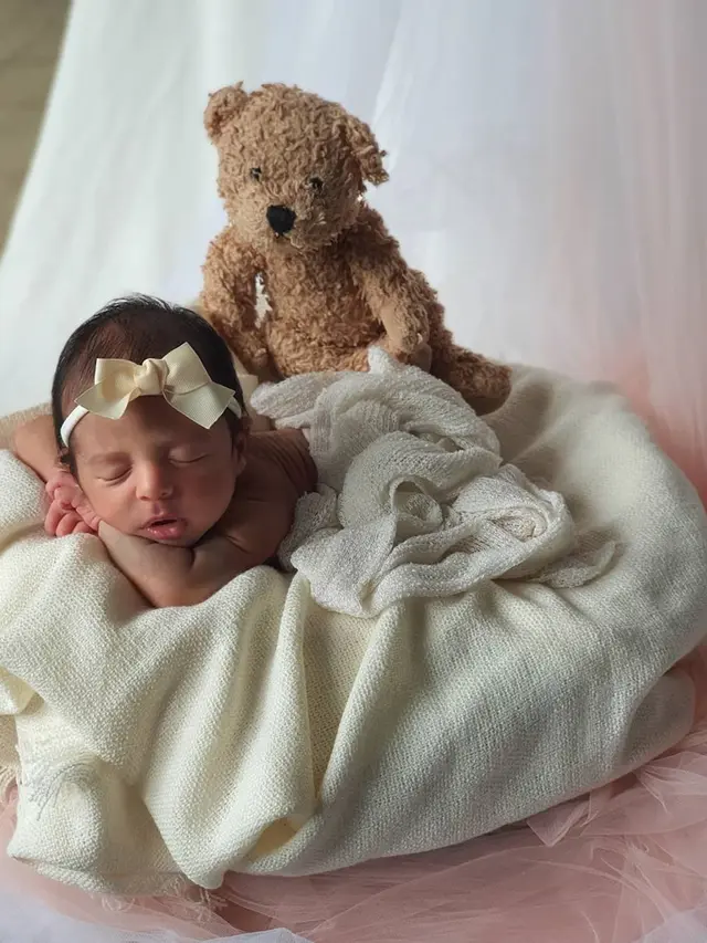 6 Gaya Pemotretan Baby Born Anak Ketiga Tania Nadira, Menggemaskan