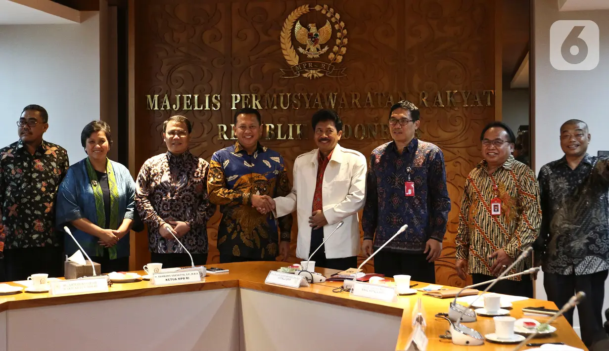 Ketua MPR Bambang Soesatyo (keempat kiri) bersalaman dengan Kepala BPIP Yudian Wahyudi saat menggelar pertemuan di Ruang Ketua MPR, Kompleks Parlemen, Jakarta, Selasa (10/3/2020). Pertemuan tertutup tersebut membahas kerja sama antara MPR dengan BPIP. (Liputan6.com/Johan Tallo)