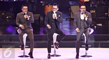 Grup musik Kahitna tampil dalam konser bertajuk 'Kahitna 30 Years Anniversary Love Festival' di Jakarta, Sabtu (13/2/2016). Konser tersebut juga diramaikan dengan penampilan sejumlah musisi Tanah Air. (Liputan6.com/Immanuel Antonius)