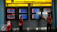Santa Claus saat berada di Bandara Soekarno Hatta, Tangerang, Banten, Selasa (22/12). Sejumlah orang berkostum santa claus membagikan coklat kepada penumpang yang berada dibandara. (Liputan6.com/Faisal R Syam)