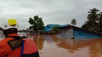 Banjir yang terjadi di wilayah Konawe Utara, ribuan warga mengungsi karena pemukiman terendam banjir hingga setinggi 3 meter. (Liputan6.com/ Ahmad Akbar)
