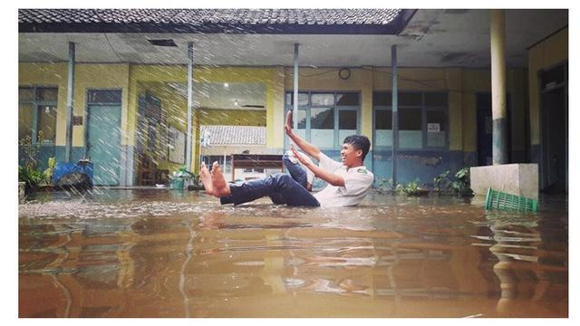 6 Kelakuan Kocak  Anak Sekolah saat Musim  Hujan  Ini Bikin 