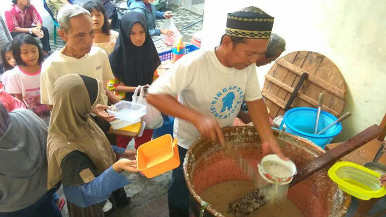 Untuk mendapatkan ini tiap hari warga sekitar rela antri. Bubur yang melegenda selama bulan Ramadhan ini juga sebagai menu khas bagi jamaah yang datang ke masjid