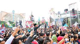 Para penonton menghadiri Apel Kebangsaan 'Kita Merah Putih' di lapangan Pancasila Simpang Lima Semarang, Minggu (17/3). Mengenakan pakaian dan ikat kepala serba merah putih, penonton berduyun-duyun ke lokasi acara. (Liputan6.com/Gholib)