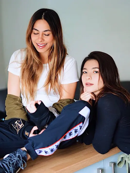 Dalam beberapa kesempatan, mereka terlihat menghabiskan waktu bersama. Hal tersebut dapat dilihat dari beberapa postingan foto yang di akun Instagram-nya masing-masing. (Foto: instagram.com/sharazaaa)