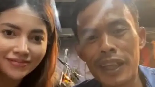Ade Londok dan kekasihnya Devina Ciputri