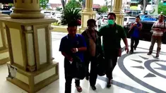 Tim penindakan Komisi Pemberantasan Korupsi (KPK) melakukan operasi tangkap tangan (OTT).
