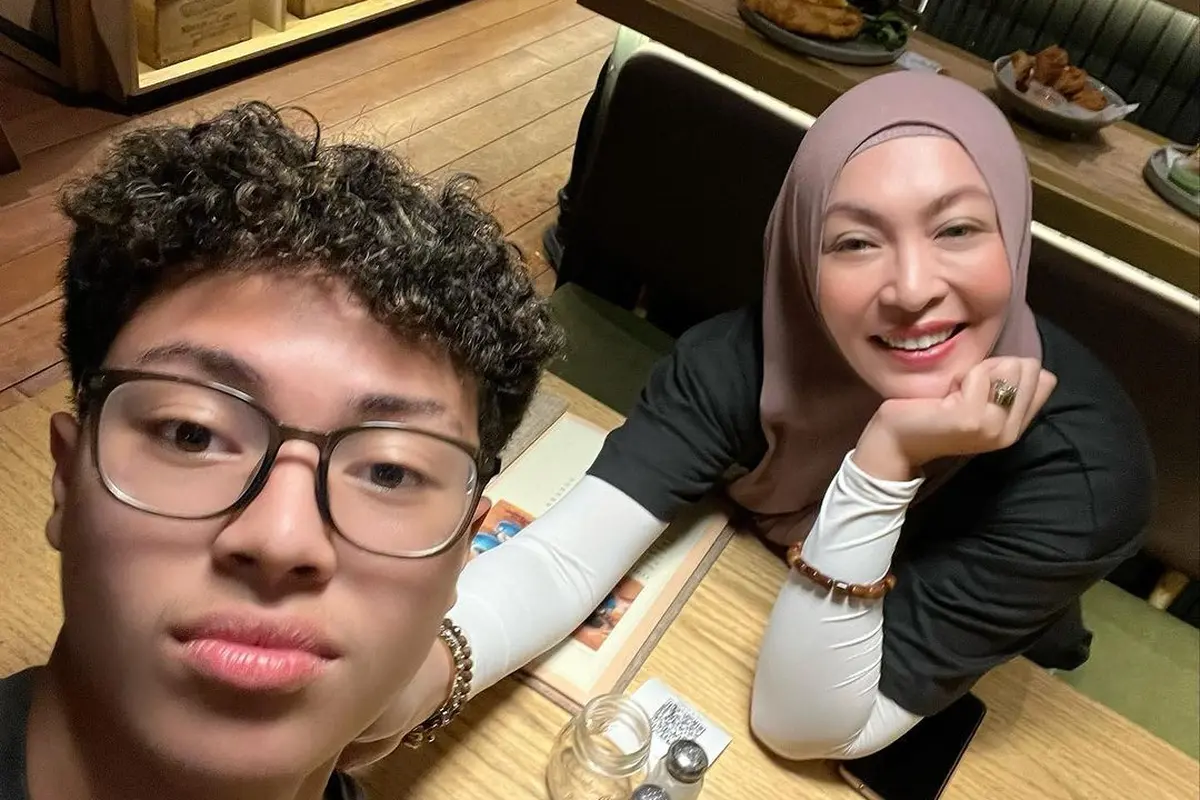 Potret Keanu Massaid bersama sang ibu saat quality time (Sumber: Instagram/@angelinasondakh09)