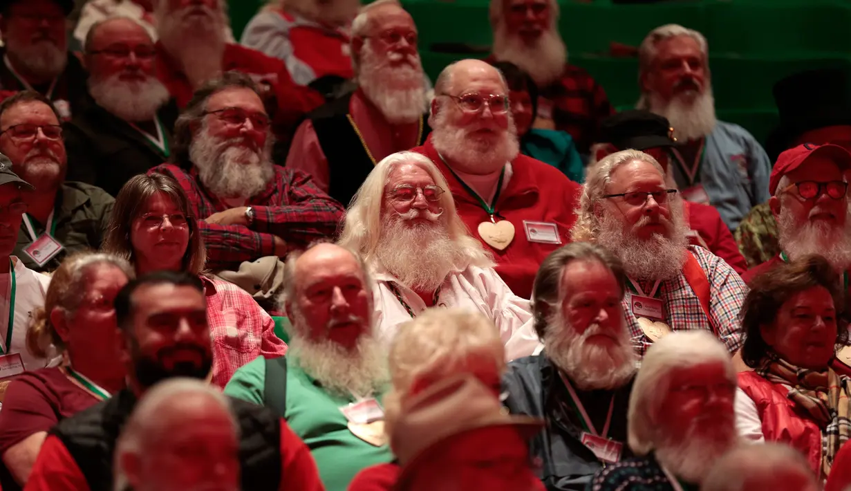 Para siswa sekolah Santa Claus Charles W. Howard berpose untuk foto bersamadi Midland, Michigan, Jumat (19/10). Para siswa datang ke sekolah itu untuk mengikuti pelatihan menjadi Sinterklas selama tiga hari. (JEFF KOWALSKY / AFP)