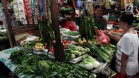 Aktivitas perdagangan di Pasar Kebayoran Lama, Jakarta, Jumat (20/4). Kementerian Perdagangan (Kemendag) mengklaim harga pangan terkendali. (Liputan6.com/Johan Tallo)