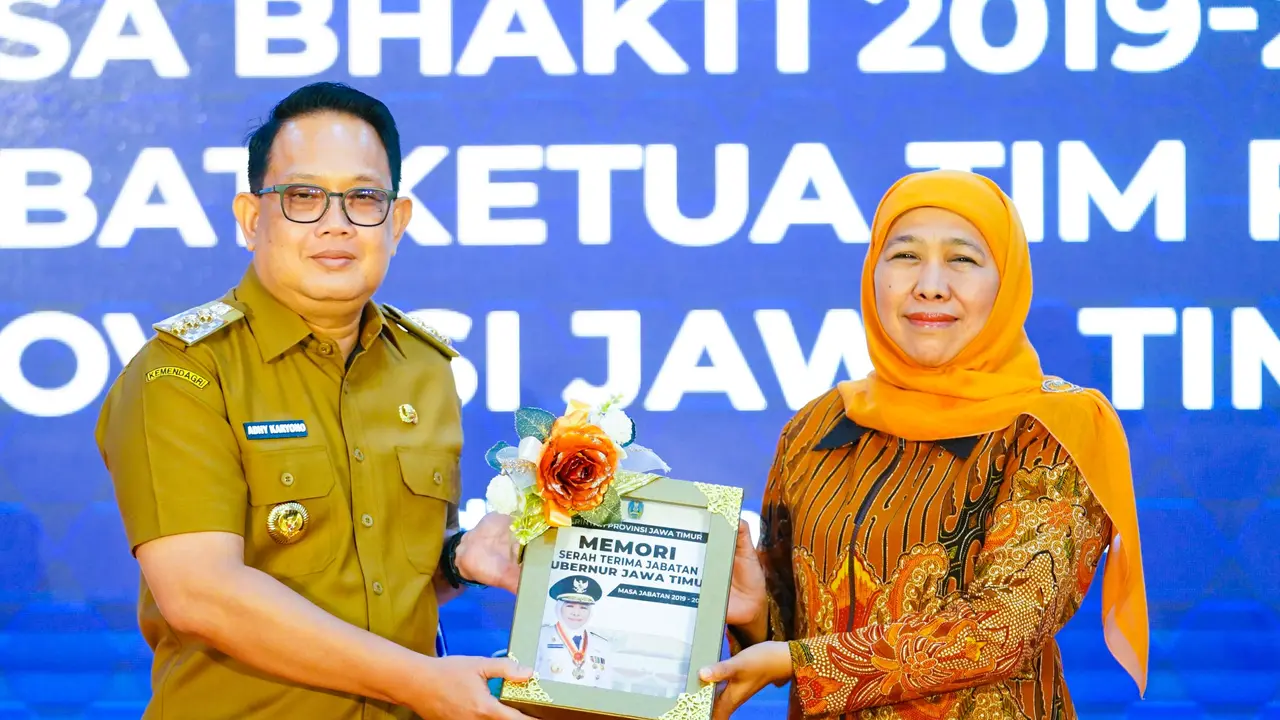 Sertijab Pj Gubernur Jatim Adhy Karyono dari Khofifah. (Dian Kurniawan/Liputan6.com)