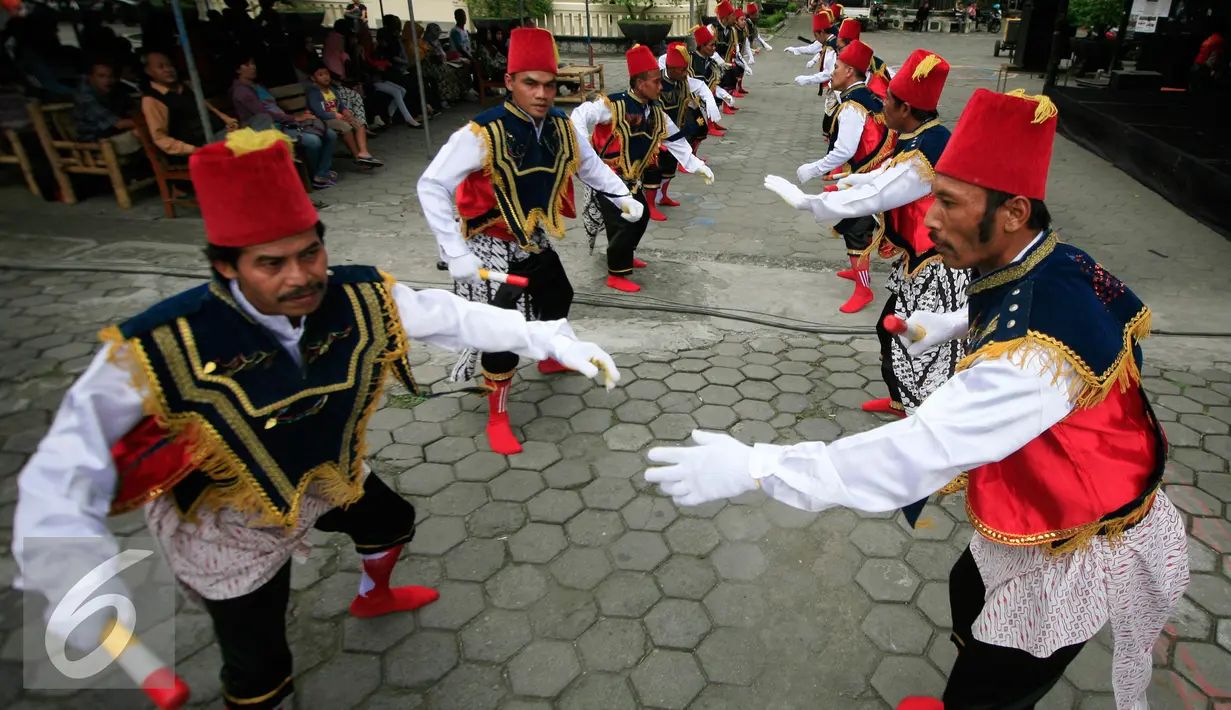 Sejumlah penari menampilkan tarian Badui Al Muin pada Gelar Seni taman Budaya Yogyakarta, Jumat (18/3). Gelar seni yang menampilkan kesenian tradisonal kabupaten-kota Se DIY akan berlangsung hingga 20 Maret 2016. (Liputan6.com/Boy Harjanto)