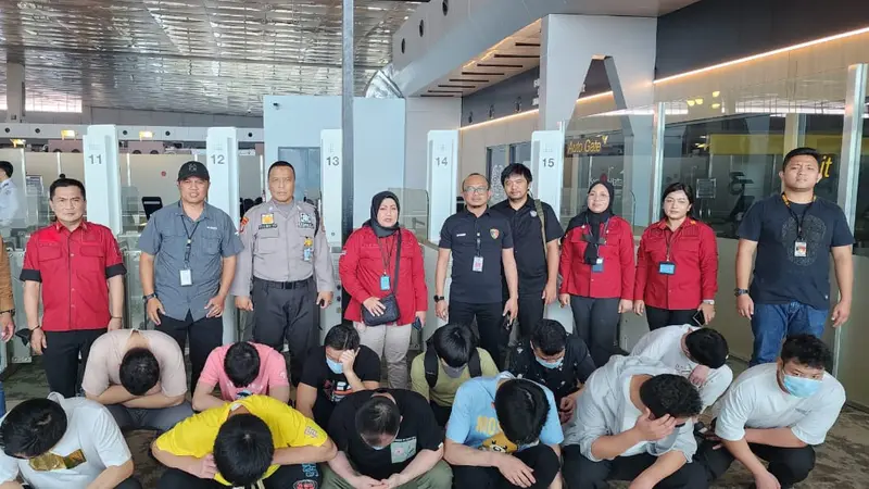 Bareskrim Polri Kawal Deportasi 52 WNA Sindikat Fraud Jaringan Internasional di Jakarta