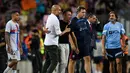 Manajer Manchester City, Pep Guardiola (kiri) memeluk pelatih Barcelona Xavi Hernandez pada akhir sebuah laga amal di Stadion Camp Nou, Kamis (25/8/2022) dinihari WIB. Laga ini berlangsung menarik karena mempertemukan sang guru dan murid yaitu Pep Guardiola selaku pelatih Man City dan Xavi Hernandes pelatih Barcelona. (Photo by Josep LAGO / AFP)