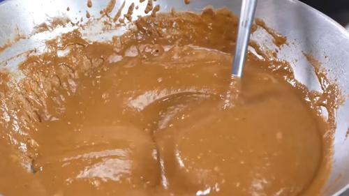 Gado-Gado dengan saus kacang mengkilap — ciri khas yang tak tertukar