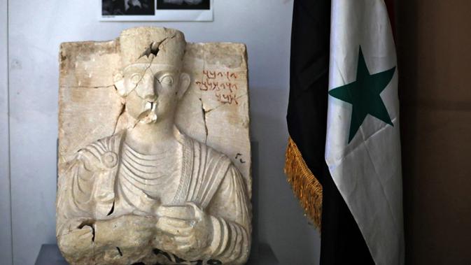 Sebuah patung relief tinggi ditampilkan di Museum Damaskus, Suriah, 10 Februari 2021. Suriah memiliki enam situs yang terdaftar dalam daftar elite warisan dunia UNESCO dan semuanya mengalami kerusakan dalam perang 10 tahun. (LOUAI BESHARA/AFP)
