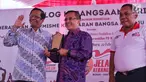 Ketua Gerakan Suluh Kebangsaan Mafud MD (kiri) memberikan plakat penghargaan kepada Bupati Banyuwangi Abdullah Azwar Anas saat penutupan Jelajah Kebangsaan di Stasiun Banyuwangi, Jawa Timur, Jumat (22/2). (Liputan6.com/JohanTallo)