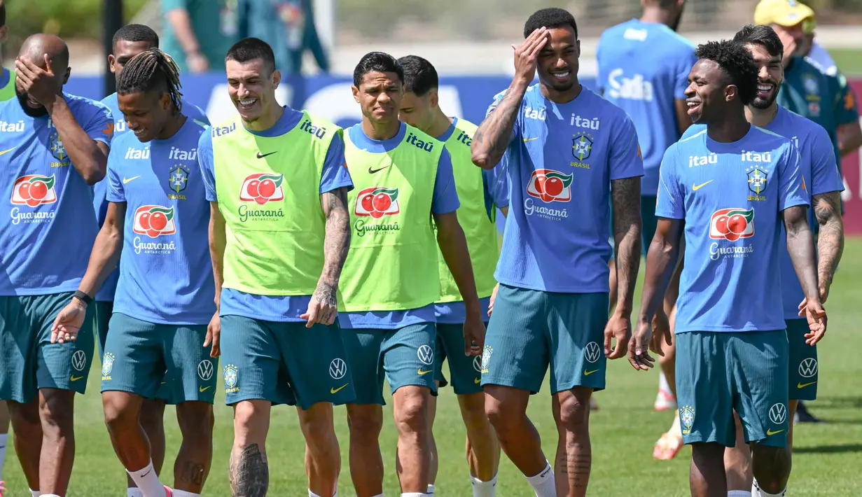 Pemain Timnas Brasil, Igor Thiago, Danilo, Ibanez, Douglas, Gabriel Magalhaes dan Vinicius Junior (kiri ke kanan) berjalan di lapangan selama sesi latihan sebagai bagian dari persiapan menghadapi pertandingan sepak bola Piala Dunia 2026 melawan Maroko di Fasilitas Latihan Columbia Park, Morristown, New Jersey, pada 9 Juni 2026. (MAURO PIMENTEL/AFP)