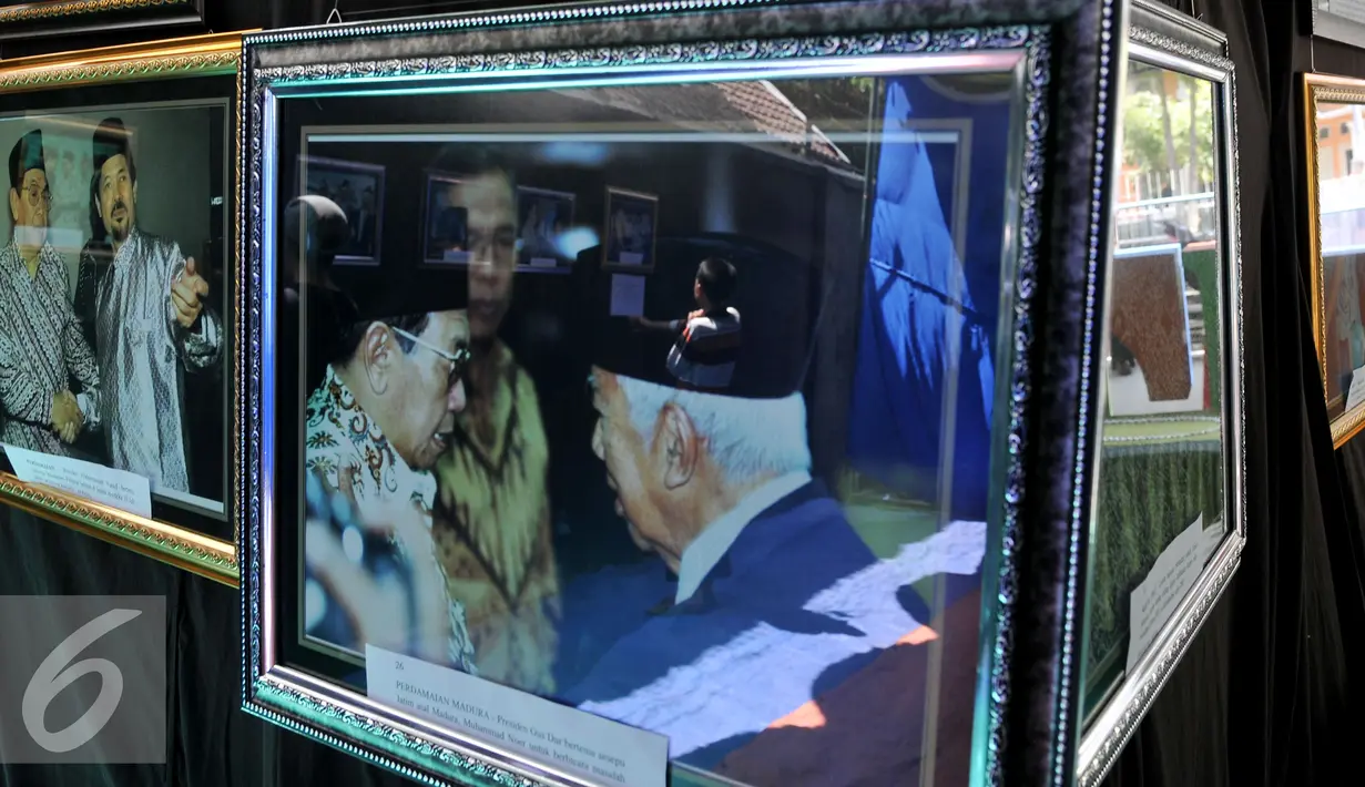 Pemeran foto Gus Dur menyemarakkan Muktamar NU ke-33 yang digelar di Jombang, Selasa (4/8/2015). 50 foto menampilkan rekaman Gus Dur sebelum dan saat menjadi Presiden RI ke-4. (Liputan6.com/Johan Tallo)