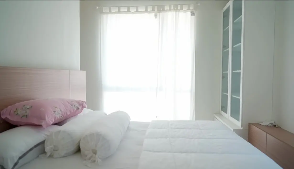 Kamar tidur minimalis dengan dominasi warna putih dengan kasur besar dan lemari untuk pakaian. Sama dengan ruangan lain, kamar ini juga dominasi warna putih yang terlihat bersih dan nyaman. [Youtube/Arafah Rianti]
