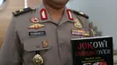 Kabagpenum Polri Brigjen Rikwanto menunjukkan buku Jokowi Undercover di Kadivhumas Polri, Jakarta, Selasa (3/1). Dalam keterangan persnya Bareskrim Polri menangkap Bambang Tri Mulyono, penulis buku Jokowi Undercover. (Liputan6.com/Johan Tallo)