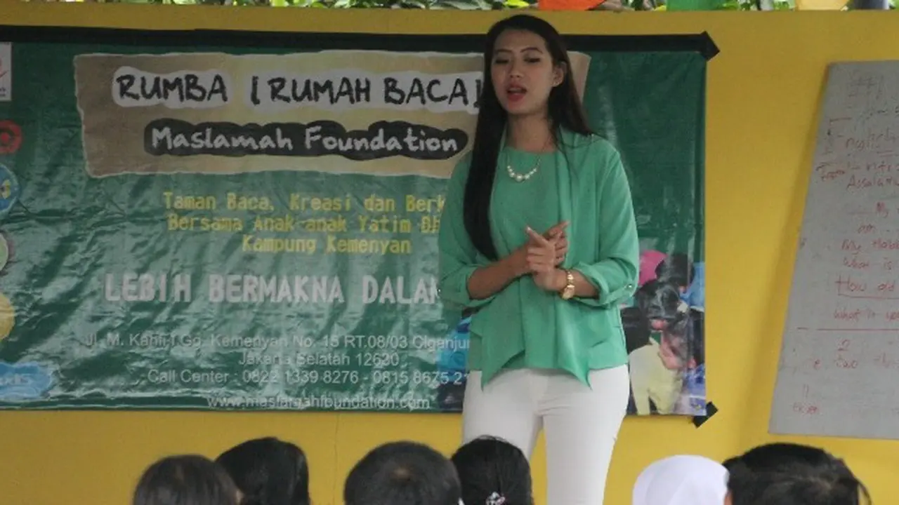 Desi Hatifah Fajar, Putri Pariwisata Indonesia, perwakilan Jambi 2015 di Rumah Baca Kreatif Maslamah Foundation . Foto : Istimewa