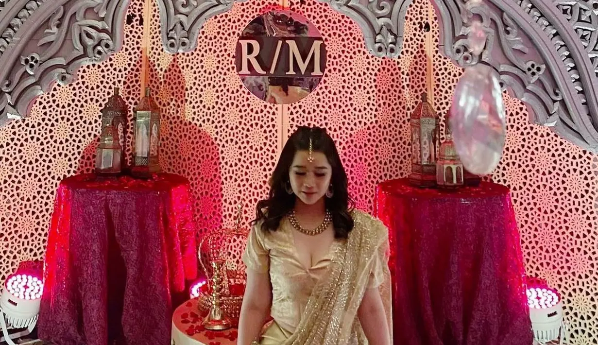 Potret penuh pesona Olivia Allan mengenakan kain sari, busana khas India. Kain sari yang dikenakannya lengkap dari innerwear, hingga selendang bernuansa keemasan yang mewah. Foto: Instagram.