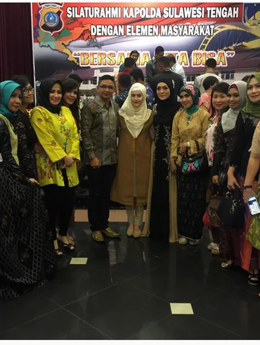 Wakil Walikota, Palu bersama istri Adelia sedang berfoto bersama undangan lain dalam silaturahmi Kapolda Sulawesi Tengah. (Instagram/@adeliapasha)