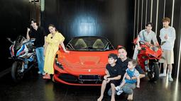 Raffi Ahmad dan Nagita Slavina berfoto bersama Doyoung, Jaehyun dan Jungwoo, Rafathar dan Rayyanza. Mereka bak keluarga bahagia. "Ganteng-ganteng anaknya Father Mother 🤣🤣 TOP Is The Best!" tulis Raffi di Instagramnya. (Foto: Instagram/ raffinagita1717)