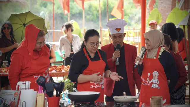 Istri Calon Presiden Ganjar Pranowo, Siti Atikoh bersama Wali Kota Semarang Hevearita Gunaryanti Rahayu dan anggota DPR RI Agustina Wilujeng Pramestuti
