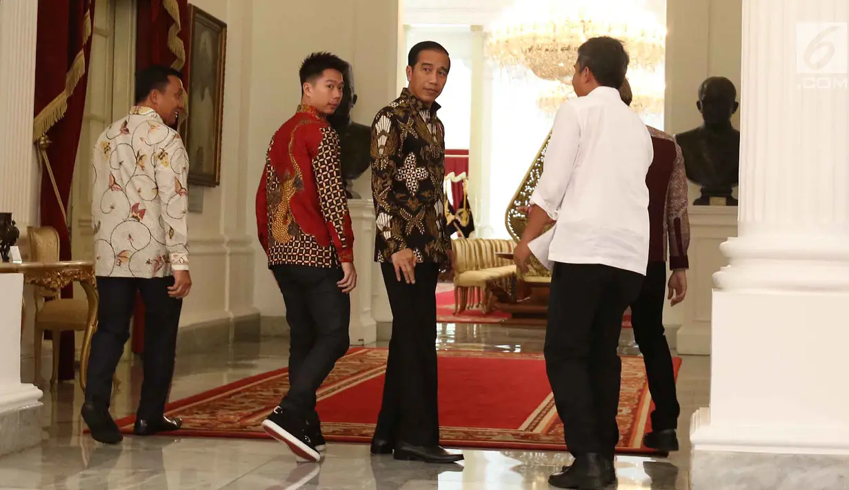 Presiden Joko Widodo atau Jokowi saat akan menggelar pertemuan dengan ganda putra bulu tangkis Kevin Sanjaya dan Marcus Gideon di Istana Merdeka, Jakarta, Senin (2/4). Jokowi ingin keduanya bisa berjaya di Asian Games 2018. (Liputan6.com/Angga Yuniar)