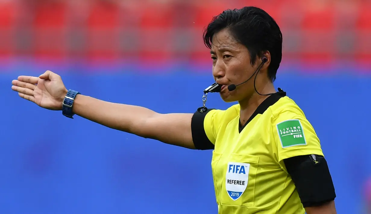 Qin Liang adalah wasit asal China yang memimpin laga 16 besar Piala Dunia Wanita 2019 antara Inggris vs Kamerun di Hainaut stadium, Valenciennes, Prancis. ( AFP/Denis Charlet )