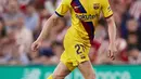 Gelandang Barcelona, Frenkie de Jong menggiring bola saat bertanding melawan Athletic Bilbao selama pertandingan perdana La Liga Spanyol di Stadion San Mames, Sabtu (17/8/2019). Bilbao menang tipis atas Barcelona dengan skor 1-0. (AP Photo/Ion Alcoba Beitia)