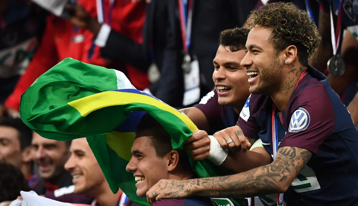 Penyerang PSG, Neymar Jr dan rekan-rekannya merayakan juara Piala Prancis di Stade de France di Saint-Denis, Paris (8/5). Paris Saint Germain (PSG) sukses menjuarai Piala Prancis usai menang 2-0 atas Tim divisi tiga, Les Herbiers.  (AFP Photo/Franck Fife)