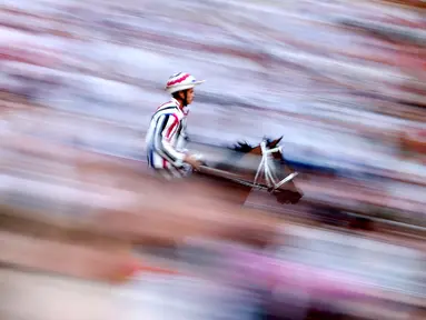 Joki Elias Mannuci menunggang kudanya saat latihan jelang pacuan kuda Palio di Siena, Italia, (29/6/2016). (Reuters/Stefano Rellandini)