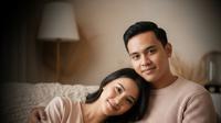 Ilustrasi Pasangan Berfoto di Studio. (Foto: Gemini AI)