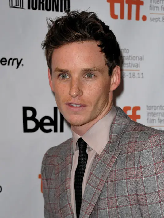 Dalam film biopik besutan Tom Hooper itu, Eddie tampak cantik dalam balutan pakaian wanita, tak hanya berpakaian, ia juga berdandan seperti wanita umumnya. (Bintang/EPA)