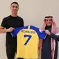 Cristiano Ronaldo diberikan jersey nomor 7 oleh&nbsp;Presiden Al-Nassr&nbsp;Musalli Al-Muammar di Madrid pada 30 Desember 2022 setelah menandatangani kontrak dengan klub Arab Saudi. |Ronaldo dikontrak hingga Juni 2025.&nbsp;(Al Nassr / AFP)