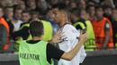 Momen tersebut terjadi ketika babak pertama usai. Ronaldo berjalan untuk masuk ke ruang ganti. Ketika berada di lorong, seorang fans menghampiri Ronaldo dan memberi kode meminta foto. (AP/Sergei Grits)