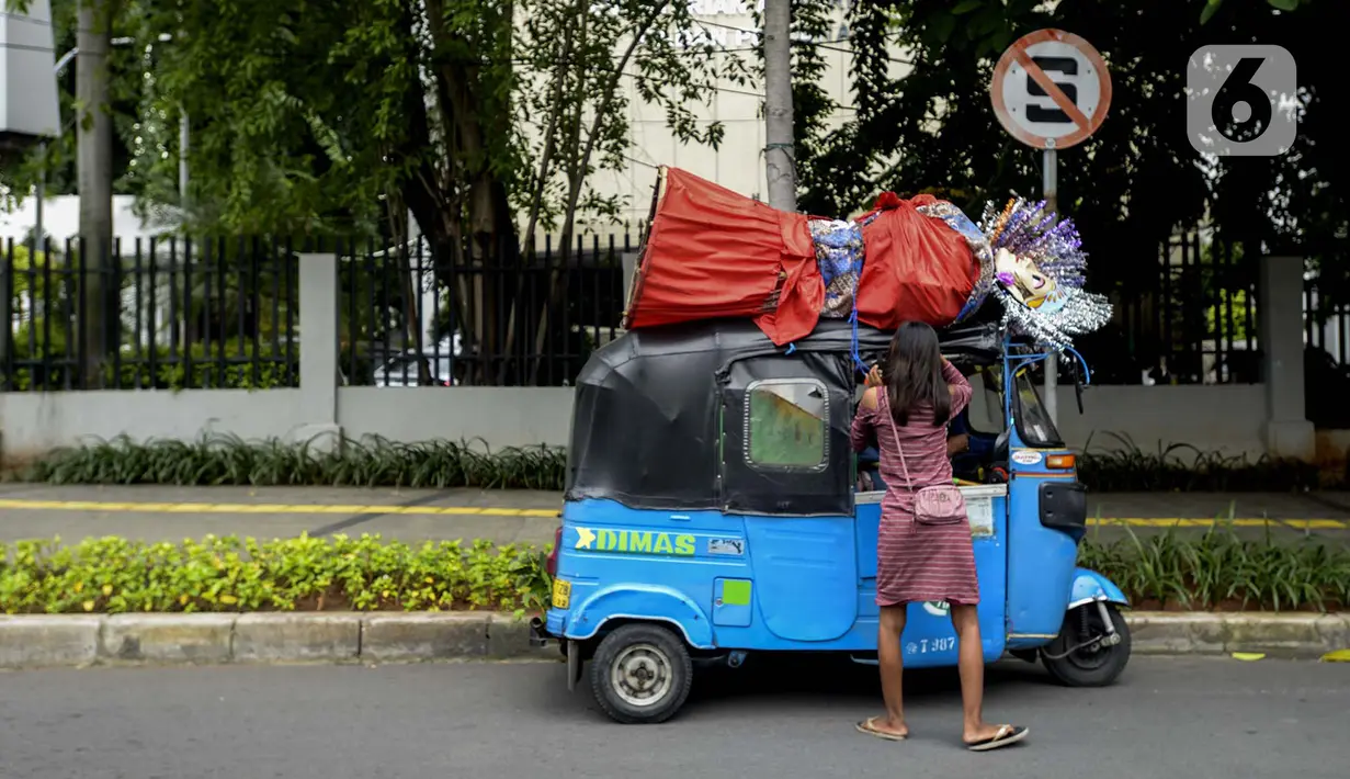 Pengamen menurunkan ondel-ondel di kawasan Sabang, Jakarta, Selasa (11/2/2020). DPRD DKI Jakarta berencana merevisi Perda Nomor 4 Tahun 2015 tentang Pelestarian Kebudayaan Betawi. Revisi ini bertujuan untuk melarang penggunaan ondel-ondel sebagai alat mengamen. (merdeka.com/Imam Buhori)