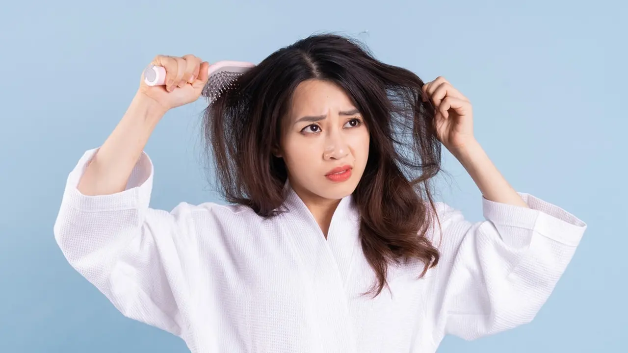 Sering Mengalami Rambut Kusut? Begini Cara Penanganan yang Tepat biar Nggak Mudah Patah dan Rontok