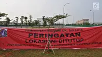 Spanduk penyegelan terpampang di depan pintu masuk proyek reklamasi Pulau D, Teluk Jakarta, Kamis (7/6). Pemprov DKI Jakarta menyegel 932 bangunan yang berdiri di Pulau D lantaran tidak memiliki izin mendirikan bangunan (IMB). (Liputan6.com/Iqbal Nugroho)