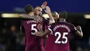 Pemain Manchester City merayakan kemenangannya usai mengalahkan Chelsea pada pertandingan Liga Inggris di Stamford Bridge, London (30/9). Manchester City berhasil menang 1-0 atas Chelsea. (AFP Photo/Andrian Dennis)